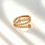 Anillo Espiral Elegante con Detalles Brillantes Bañado en Oro