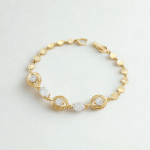 Pulsera Bañada en Oro con Detalles Circulares y Circones Brillantes