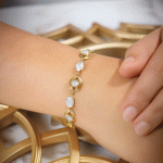 Pulsera Bañada en Oro con Detalles Circulares y Circones Brillantes - Imagen 2