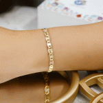 Pulsera Bañada en Oro con Detalles Bicolores y Diseño Clásico - Imagen 2