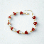 Pulsera Bañada en Oro con Dijes de Honguitos Rojos