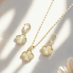 Juego de Cadena con Dije y Aretes en Trébol Bañado en Oro