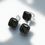 Juego de Aretes y Anillo Esmaltado en Negro Bañado en Plata