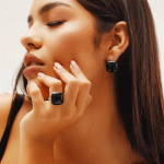 Juego de Aretes y Anillo Esmaltado en Negro Bañado en Plata - Imagen 2