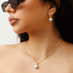 Juego de Cadena, Dije y Aretes Clásicos con Circones Bañados en Oro - Imagen 2