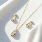 Juego de Cadena y Aretes Lágrima con Circones Bañado en Oro