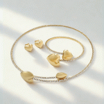 Juego de Gargantilla, Aretes y Pulsera con Corazones Bañado en Oro