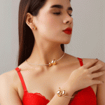 Juego de Gargantilla, Aretes y Pulsera con Corazones Bañado en Oro - Imagen 2