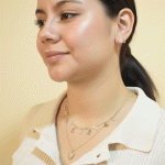 Juego Collar Doble con Dijes Frutales y Aretes Esmaltados Bañado en Oro - Imagen 2