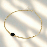 Collar Bañado en Oro con Dije Negro Minimalista