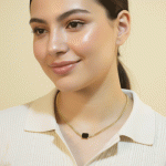 Collar Bañado en Oro con Dije Negro Minimalista - Imagen 2