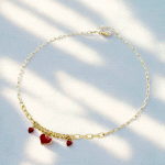 Collar Bañado en Oro con Dijes de Corazones Rojos Esmaltados