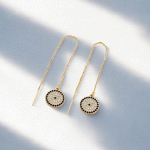 Aretes de Pasar Bañados en Oro con Detalle Circular de Brillo