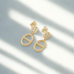 Aretes Bañados en Oro con Diseño Ovalado y Detalles Brillantes