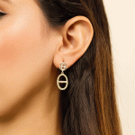 Aretes Bañados en Oro con Diseño Ovalado y Detalles Brillantes - Imagen 2