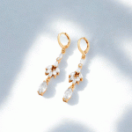 Aretes Elegantes con Circones en Diseño Colgante Bañados en Oro