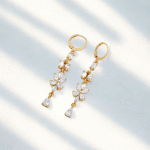 Aretes Largos Bañados en Oro con Diseño Floral y Circones Brillantes