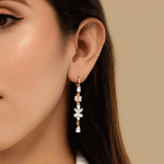 Aretes Largos Bañados en Oro con Diseño Floral y Circones Brillantes - Imagen 2