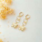 Aretes de Mariposa Bañados en Oro con Detalle de Aro y Bola Lisa