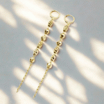 Aretes Largos Bañados en Oro con Cuentas Facetadas de Lujo