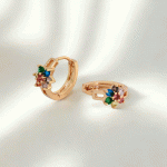 Argollas Huggies Bañadas en Oro con Piedras Multicolor