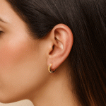 Argollas Huggies Bañadas en Oro con Circones Elegantes - Imagen 2