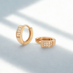 Argollas Huggies Bañadas en Oro con Circones Brillantes