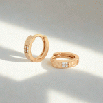 Argollas Huggies Texturizadas con Circones Bañadas en Oro