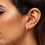 Argollas Huggies Texturizadas con Circones Bañadas en Oro - Imagen 2