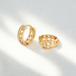 Argollas Huggies en Diseño Calado Bañadas en Oro