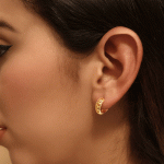 Argollas Huggies en Diseño Calado Bañadas en Oro - Imagen 2