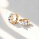Argollas Huggies Bañadas en Oro con Circones en Montura Clásica