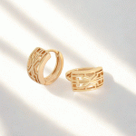 Argollas Huggies Caladas Geométricas Bañadas en Oro