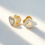 Argollas Huggies de Corazón con Circones Bañadas en Oro