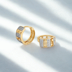 Argollas Huggies con Diseño Geométrico y Circones Bañadas en Oro