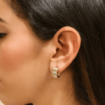 Argollas Huggies con Diseño Geométrico y Circones Bañadas en Oro - Imagen 2