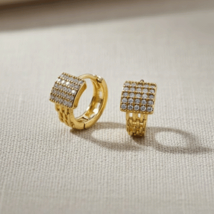 Argollas Huggies de Lujo Bañadas en Oro con Circones Brillantes
