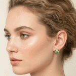 Argollas Huggies Flor Esmeralda Bañadas en Oro - Imagen 2