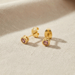 Aretes Topos Pequeños con Circón Lila Bañados en Oro