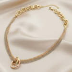 Collar Exclusivo con Baño de Tres Oros y Diseño de Anillos Entrelazados