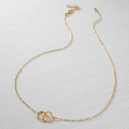 Collar Dúo de Aros Entrelazados Bañado en Oro – Símbolo de Unión
