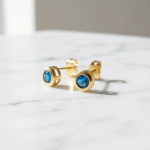 Aretes Topos Medianos con Circón Azul Bañados en Oro