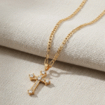 Cadena con Dije de Cruz Clásica Bañada en Oro con Circones Brillantes
