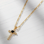 Cadena con Dije de Cruz Elegante Bañada en Oro con Corazón de Ónice Negro y Circones