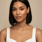 Cadena con Dije de Cruz Elegante Bañada en Oro con Corazón de Ónice Negro y Circones - Imagen 2