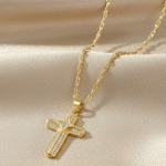 Elegante Collar con Cruz de Circonitas y Cadena Trenzada Bañada en Oro