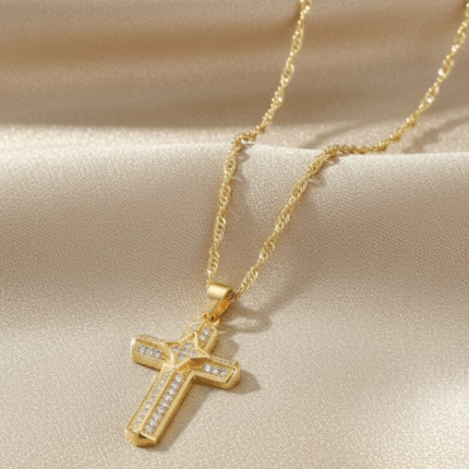 Elegante Collar con Cruz de Circonitas y Cadena Trenzada Bañada en Oro