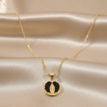 Cadena y Dije Redondo Alas de Ángel en Circones Negros Bañado en Oro