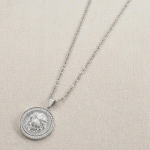 Collar con Dije Redondo de León y Circones - Baño de Plata