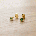 Aretes Topos Pequeños con Circón Verde Bañados en Oro